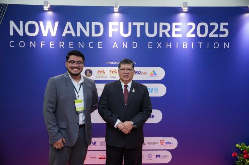 Momento Image with YB Tan Sri Dato' (Dr.) Johari bin Abdul 